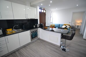 Apartment | Private kitchen | Full-size fridge, microwave, oven, stovetop - Casas do Baleeiro - Whaler’s Houses (Machico)