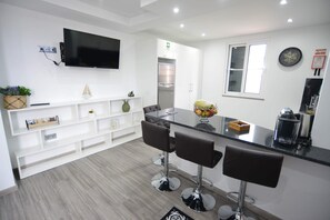 Departamento | Cocina privada | Refrigerador con congelador, microondas, horno y parrilla de estufa