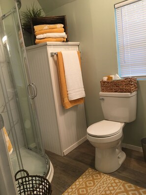 Dusche, Haartrockner, Handtücher, Seife