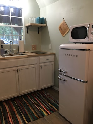Microwave - The Cranny @ Cookson —Tiny House Experience!!  Night,  week & monthly stays (Cookson)