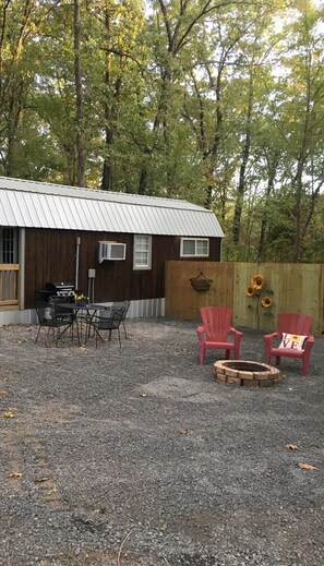 Outdoor dining - The Cranny @ Cookson —Tiny House Experience!!  Night,  week & monthly stays (Cookson)