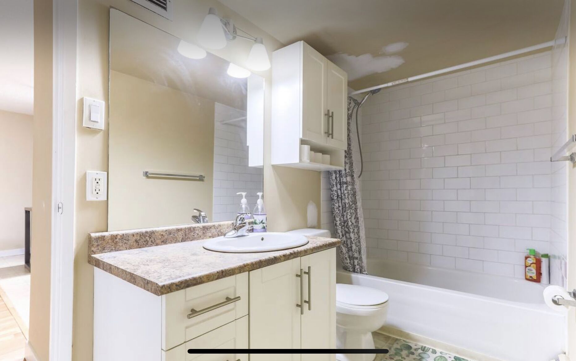 Combined shower/bathtub, towels, soap, shampoo