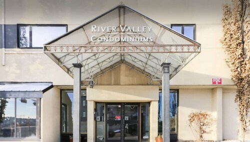 Private Rooms Downtown River Valley Condo Men only Non Smoking.