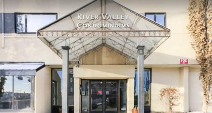 Private Rooms Downtown River Valley Condo Men only Non Smoking.