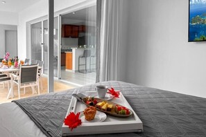 6 bedrooms, travel cot, WiFi, bed sheets