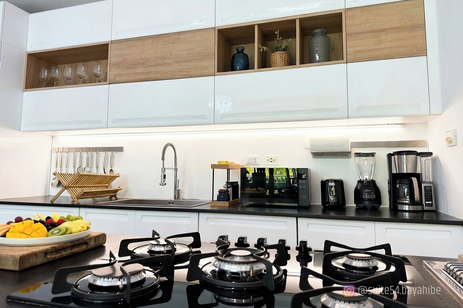 Réfrigérateur, four à micro-ondes, un four, surface de cuisson