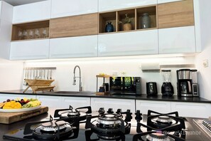 Réfrigérateur, micro-ondes, four, plaque de cuisson