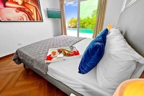 3 bedrooms, travel cot, WiFi, bed sheets