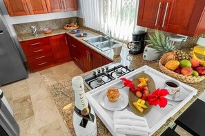 冰箱、微波炉、烤箱、炉灶