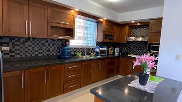 Kylskåp, mikrovågsugn, ugn och spishäll