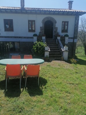 Outdoor dining - Apartment in a rural house with a large garden 5 minutes from the beach (sales, colunga)