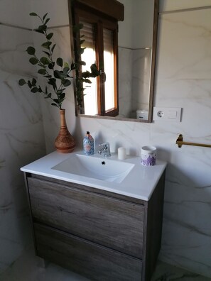Shower, hair dryer, towels, soap - Apartment in a rural house with a large garden 5 minutes from the beach (sales, colunga)