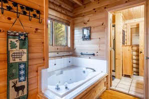 Dusche, Whirlpool, Haartrockner, Handtücher