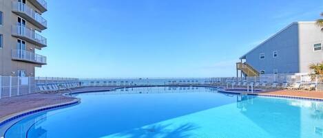 Inomhuspool och utomhuspool