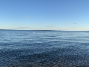 Ubicación cercana a la playa y tumbonas