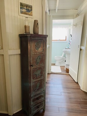 Secador de pelo, toallas y papel higiénico