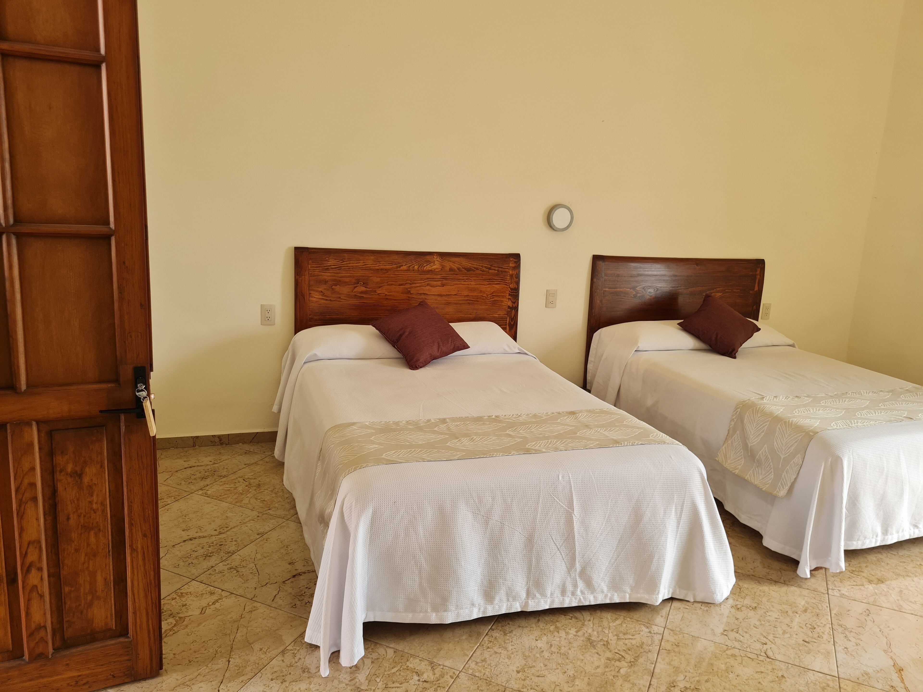 标准双床房 | 高档床上用品、加厚床垫、特色装修、特色家居