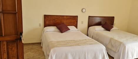 Habitación estándar con 2 camas individuales | Ropa de cama de alta calidad y camas con pillow-top