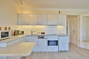 Kjøleskap, mikrobølgeovn, ovn og kokeplater