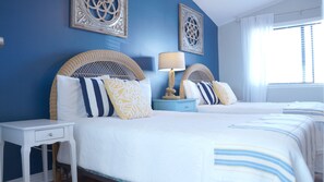 2 soverom, skrivebord, strykejern/-brett og reiseseng for barn