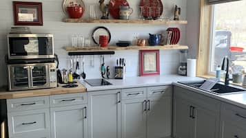 Fridge, microwave, stovetop, dishwasher