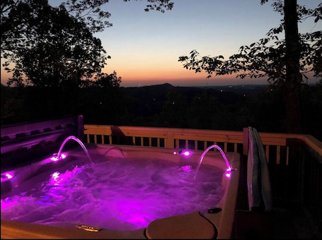 Outdoor spa tub. MOUNTAIN TOP Lodge with Gorgeous Panoramic View, Hot Tub, Pool Table & Fireplace