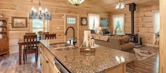 Homey Cozy Dog Friendly Cabin Surrounded By Beautiful Mountain Trees w/Hot Tub+