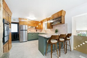 Kjøleskap, mikrobølgeovn, ovn og kokeplater