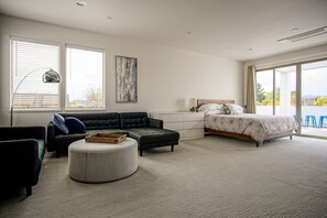 5 bedrooms, desk, iron/ironing board, travel crib