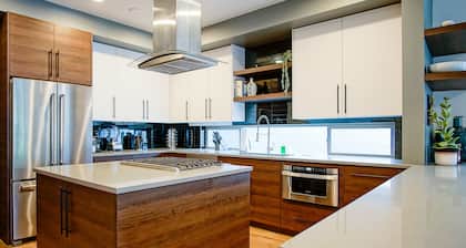 King Beds, Roofdeck, AC, Best Area with 95 WalkScore