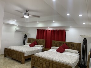 Familiekamer | Pillowtop-bedden, individueel gedecoreerd, gratis wifi, beddengoed
