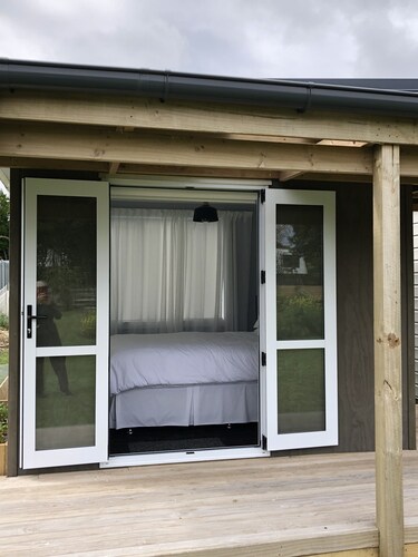 Eco retreat, easy stroll to beach. Organic garden setting