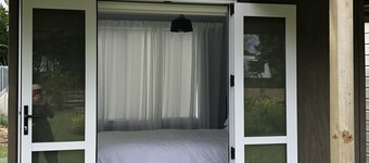 Eco retreat, easy stroll to beach. Organic garden setting