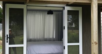 Eco retreat, easy stroll to beach. Organic garden setting