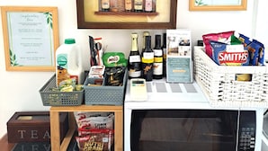 Een ontbijtbuffet met diverse etenswaren, drankjes en een lijst met gerechten in een lijst.