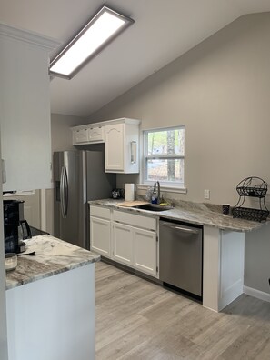 Kjøleskap, mikrobølgeovn, ovn og kokeplater