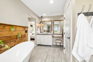 Combined shower/bathtub, hair dryer, towels, soap