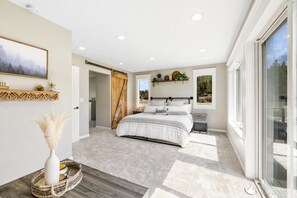 5 bedrooms, desk, iron/ironing board, travel crib