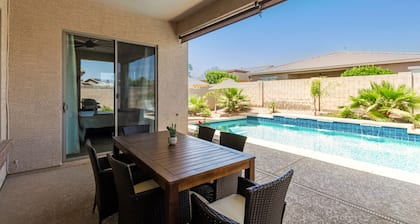 Relaxing stay with FREE heated pool! The Rimrock Retreat