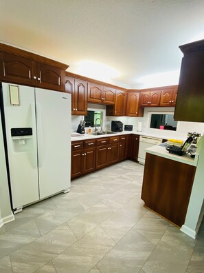 Fridge, microwave, oven, stovetop - Lake Lure Retreats~Whitney's Retreat - Rumbling Bald Resort, hot tub (Lake Lure)
