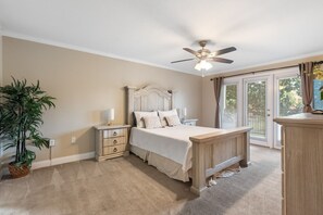 2 bedrooms, desk, iron/ironing board, WiFi - 2 bed/2 bath, Pool, Just Steps to Biloxi Beach (Biloxi)