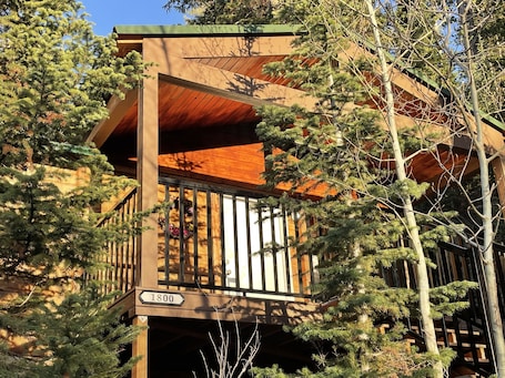 Exterior. Cozy Mountain Paradise