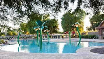 Una piscina al aire libre, una piscina climatizada