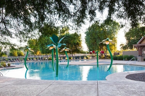 Una piscina al aire libre, una piscina climatizada