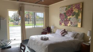 Habitación estándar con 2 camas individuales | Decoración individual, mobiliario individual, escritorio