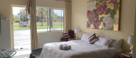 Standard Twin Room | Individually decorated, individually furnished, desk, laptop workspace