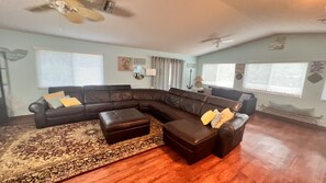 TV connectée, jeux vidéo, lecteur de DVD, livres