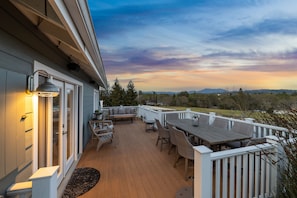 Outdoor dining - 10 min to Healdsburg - Modern Farmhouse with Pool, Spa & Views (Windsor)