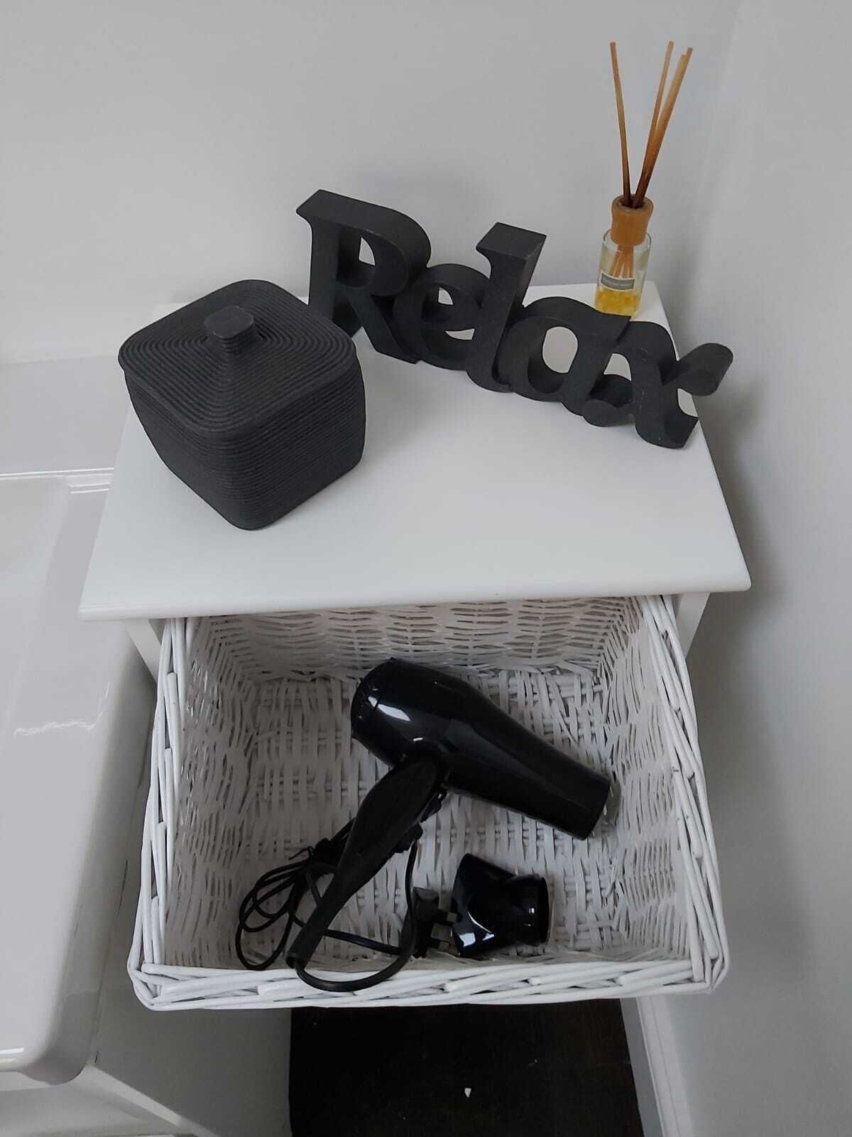 Combined shower/bathtub, hair dryer, towels, soap
