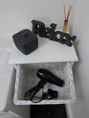 Combined shower/tub, hair dryer, towels, soap - Charming 2 double bed cottage style house in the city (Southville)